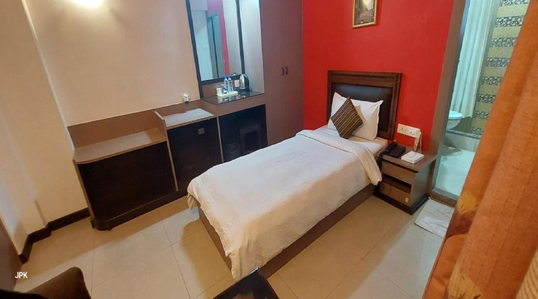Lytton Hotel 3*